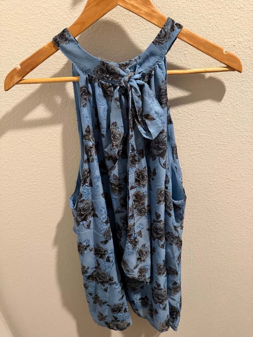 Torrid Blue Floral Rose Print Tie Neck Halter Top Size 2 - Picture 2 of 4